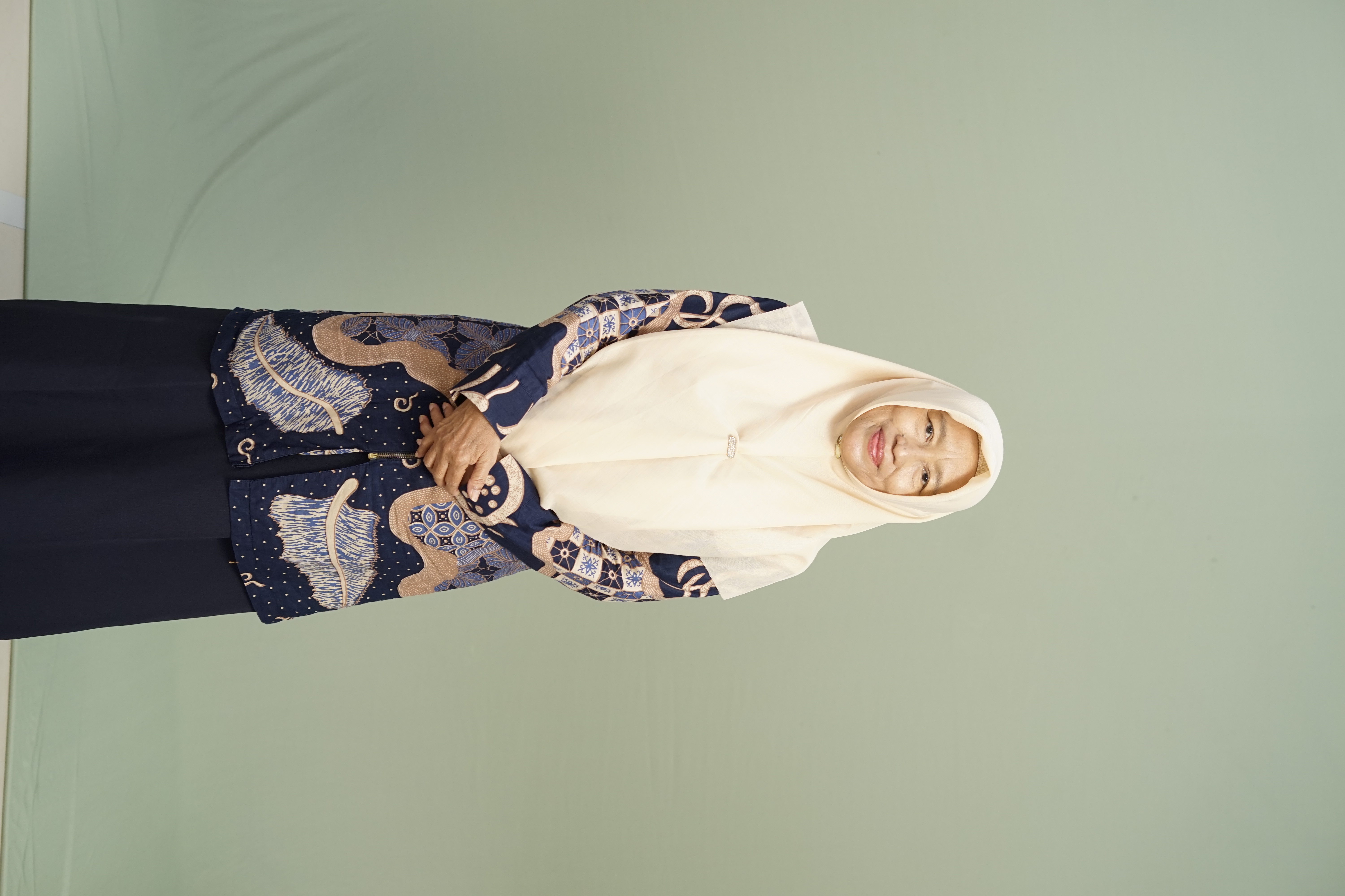 <center>-<br>Dra. YUENI DWI BUDI ALINTA</center>